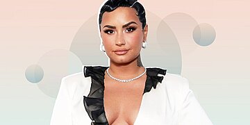 Demi Lovato fête son anniversaire en posant sur la plage dans un maillot de bain blanc mouillé