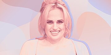 Rebel Wilson pose en maillot de bain rouge pour partager un message inspirant sur Instagram : « Vous le valez bien »