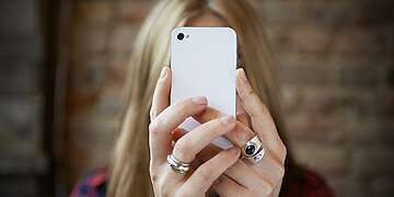 Comment la lumière bleue de votre téléphone peut vous blesser les yeux (et que faire à ce sujet)