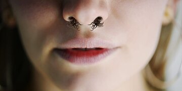 Les extensions de poils de nez sont la dernière tendance beauté que nous n’avons jamais demandée