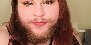 7 Femmes qui adoptent leurs poils faciaux pour prouver un point sur les normes de beauté