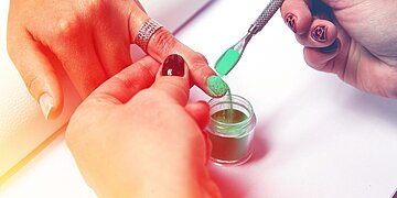 La manucure en poudre de cette femme a entraîné une infection – voici comment cela peut se produire