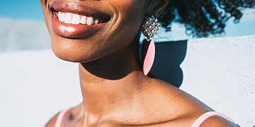 Le kit de blanchiment des dents AuraGlow offre aux gens les « dents les plus blanches de leur vie »