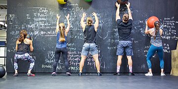 Les Wall Balls sont le seul exercice dont vous avez besoin pour vos fesses, vos bras et votre tronc