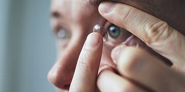 Les lentilles de contact réutilisables peuvent augmenter le risque d’infection oculaire rare et menaçante pour la vue
