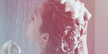 Les meilleurs shampooings pour le psoriasis, selon les dermatologues