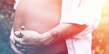 Pouvez-vous vous faire tatouer pendant que vous êtes enceinte ? Nous avons demandé à un dermatologue
