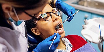 Comment des visites dentaires régulières peuvent aider à réduire les coûts des soins de santé pour les personnes atteintes de diabète et de maladies cardiaques