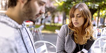 Comment repérer le » Love Bombing «, une forme sournoise d’abus émotionnel