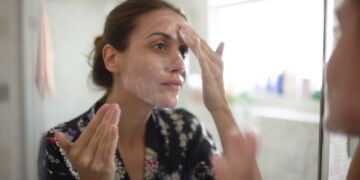 TikTok dit que le shampooing antipelliculaire peut aider à éliminer l’acné – les dermatologues sont-ils d’accord ?