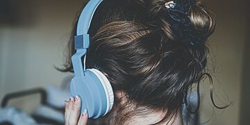 Plus d’un milliard de jeunes pourraient être à risque de perte auditive à cause d’une « écoute non sécurisée »