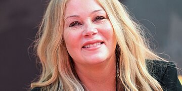 Christina Applegate fait sa première apparition aux prix depuis son diagnostic de SEP. Voici ses symptômes.