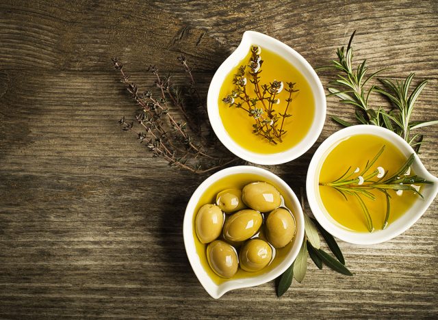 olives herbes et huile d'olive