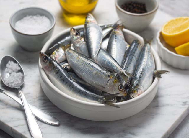 sardines fraîches au citron et au sel