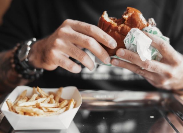 manger un hamburger