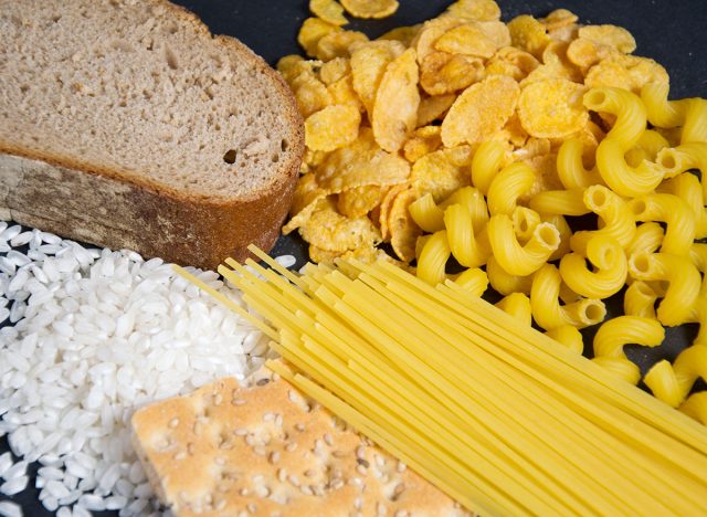 glucides raffinés comme la farine de pain de pâtes et les craquelins