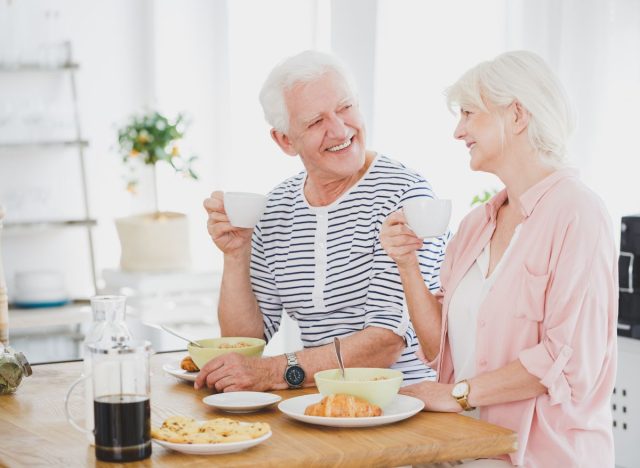 couple de personnes âgées prenant son petit déjeuner