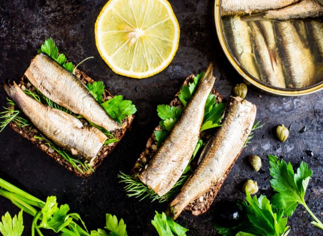 sandwich aux sardines avec citron, herbes et sardines en conserve