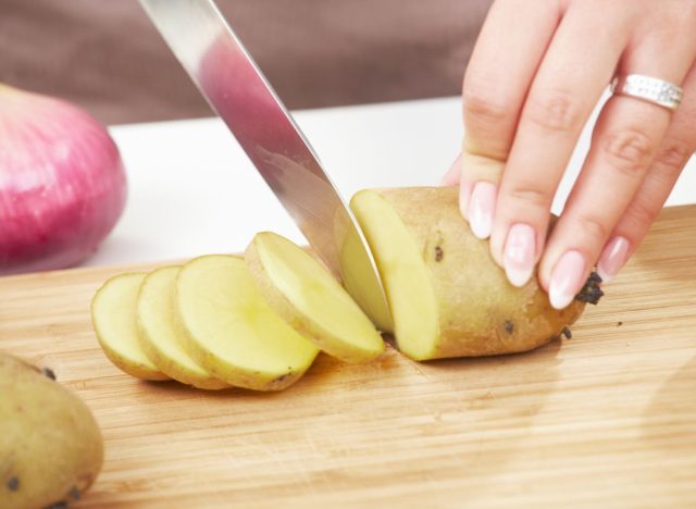 couper des pommes de terre