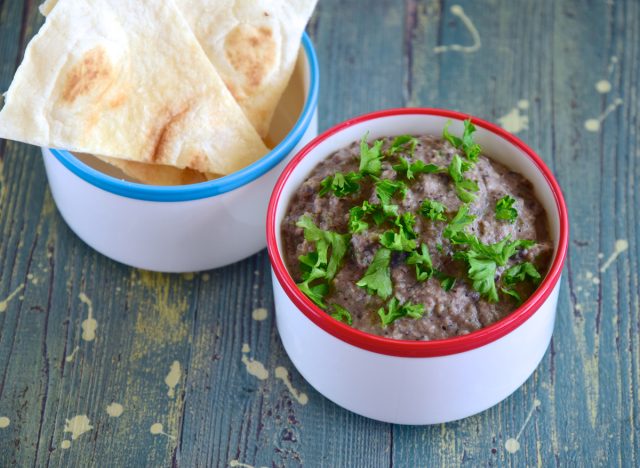 croustilles de tortilla trempette aux haricots