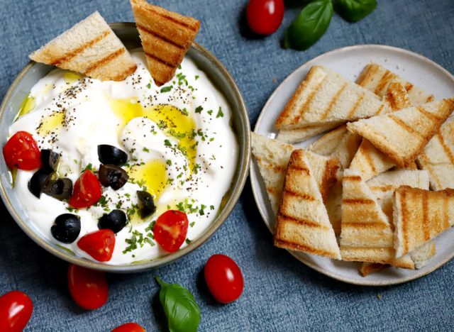trempette au yogourt grec avec olives, tomates et pain