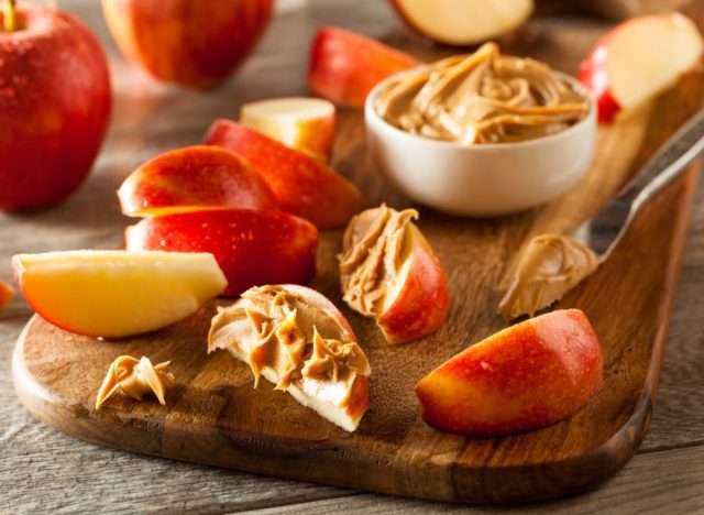 pommes et beurre de cacahuète