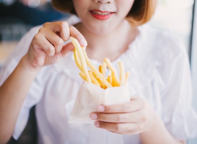 femme mangeant des frites