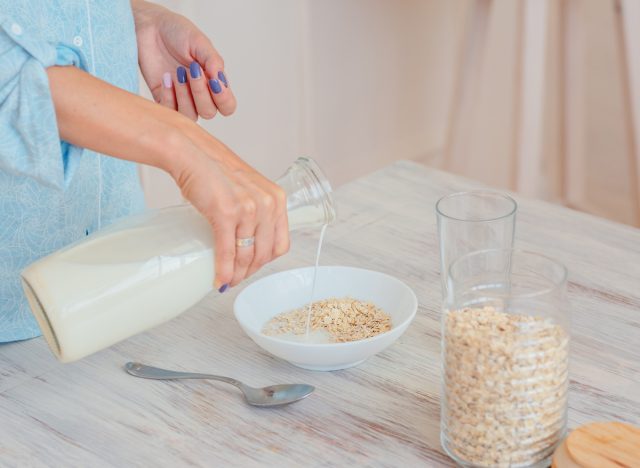 verser du lait dans l'avoine