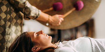 Qu’est-ce qu’un bain de gong ? Découvrez ses avantages et possibles effets secondaires
