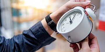 Le vrai défi du changement d’heure serait-il notre rythme de travail ?
