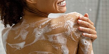 Alerte : le gel douche surgras Neutraderm, en pharmacie, est rappelé pour risque microbiologique