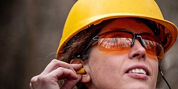 Plus de cinq millions d’employés subissent un bruit nuisible au travail