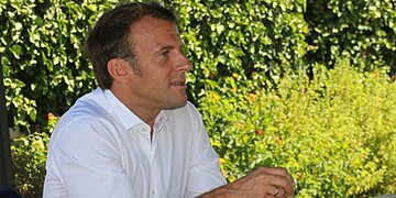 L’odeur d’Emmanuel Macron est si forte qu’elle annonce son arrivée au personnel de l’Élysée