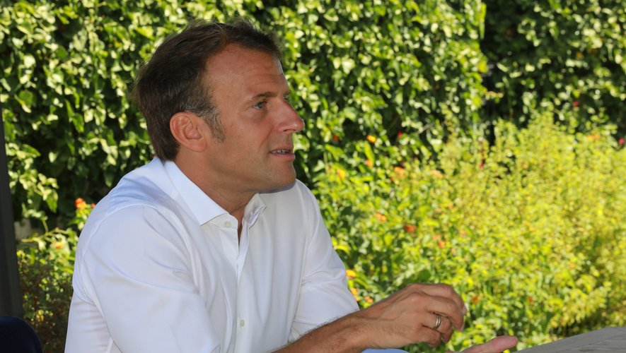 L’odeur d’Emmanuel Macron est si forte qu’elle annonce son arrivée au personnel de l’Élysée L’odeur d’Emmanuel Macron est si forte qu’elle annonce son arrivée au personnel de l’Élysée