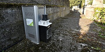 Bien que présentes, ces bornes ne suffisent pas à stopper les piqûres des moustiques au cimetière Terre-Cabade