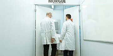 Une vie unique… Elle pose en lingerie dans la morgue de l’hôpital pour son compte Onlyfans, enquête