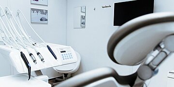 Harcèlement sexuel : une commune rurale risque un désert médical après la radiation d’un dentiste