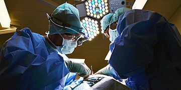 Une femme dépressive se dit victime après que son mari a été opéré avec une pince oubliée dans le ventre