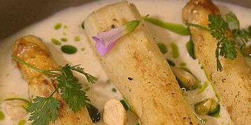 Asperges à l’ajo blanco et ail des ours, une recette savoureuse du chef Antoine Lautrie