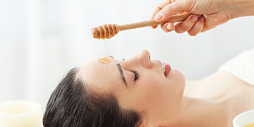 Le miel est un trésor aux nombreux bienfaits pour la peau