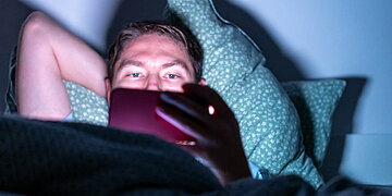 Regarder un écran une heure avant le coucher augmente de 59 % le risque d’insomnie