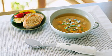 Une cuillère innovante qui imite la saveur salée