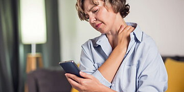 Santé : L’abus de smartphones peut-il entraîner des déformations corporelles ?