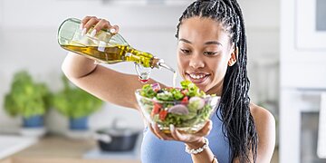 Est-ce bon de boire de l’huile d’olive à jeun ? Notre diététicienne vous éclaire sur le sujet