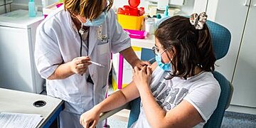 Il est conseillé de recevoir le rappel vaccinal dans le même bras que la première injection