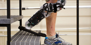 Un ancien militaire poursuit AstraZeneca après l’amputation de sa jambe six jours post-vaccination Covid